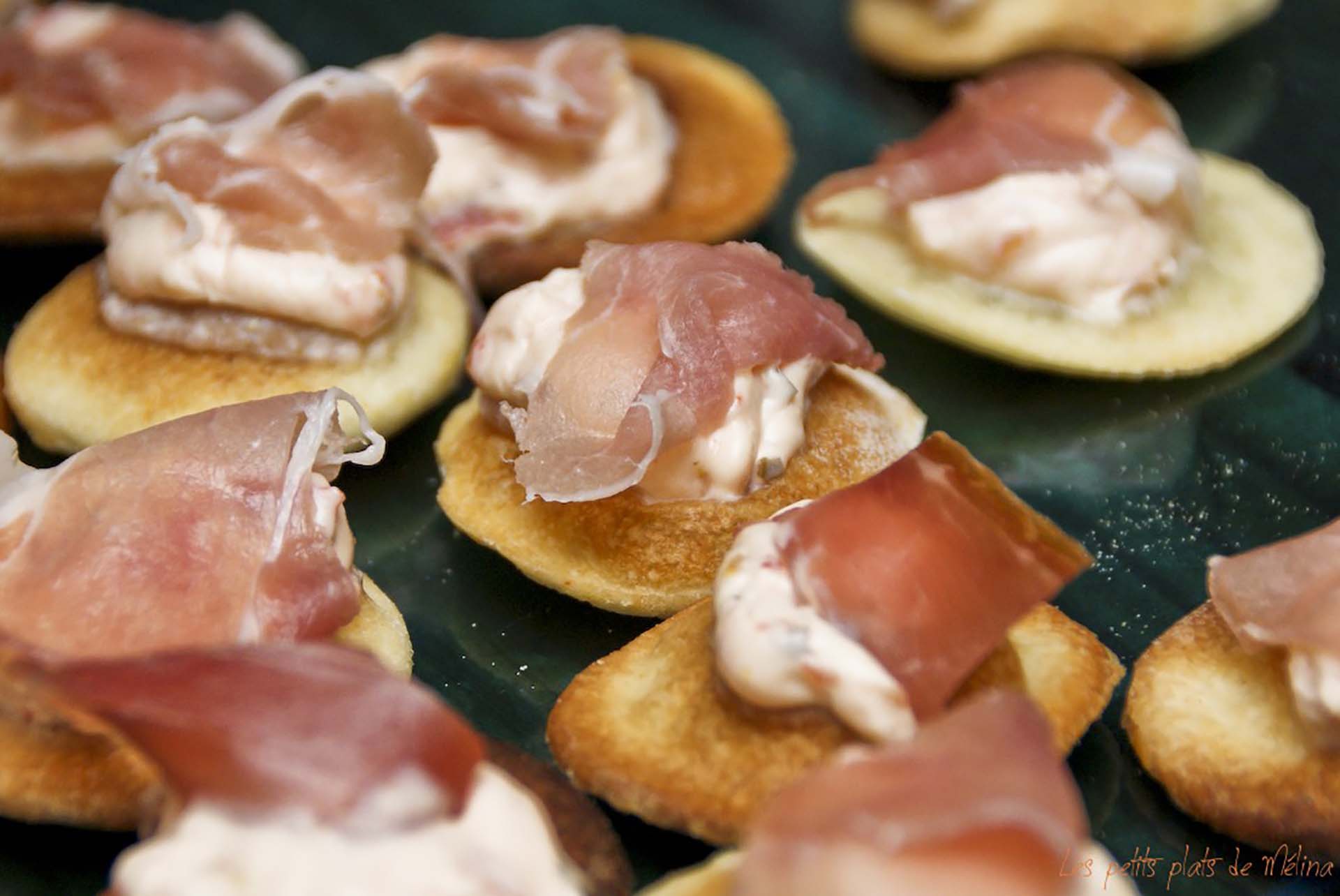 Présentation de Blinis mozzarella jambon de parme « Entrée de Noël »