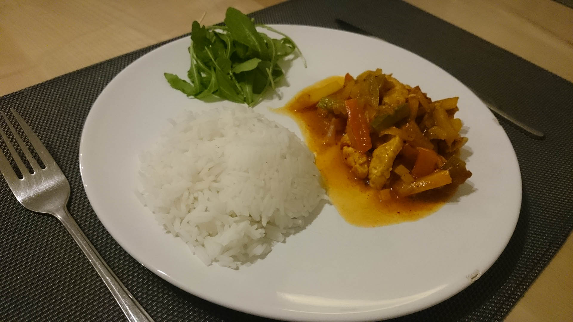 Présentation de Poulet poivrons tomates curry
